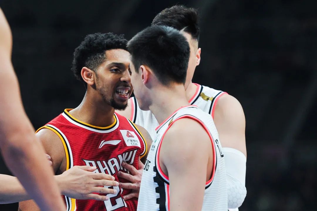 关于CBA常规赛最新形势：俄克拉荷马城雷霆高居榜首，巴塞罗那强势追赶，冠军归属成迷的信息